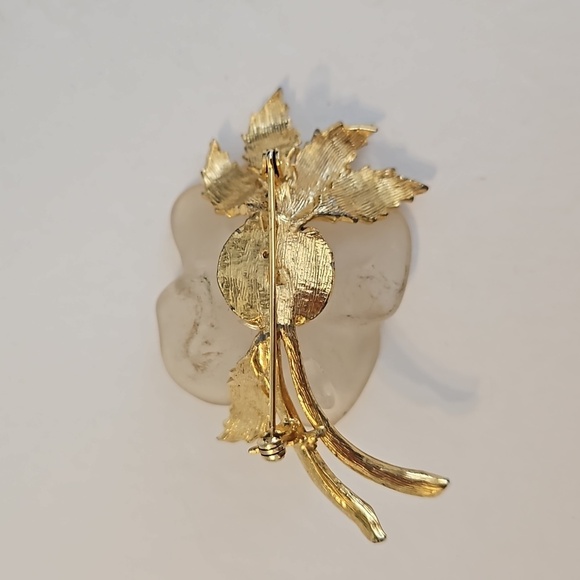Lucite Flower with Goldtone Leaves & Stems Brooch and/or Pendant - Picture 6 of 7